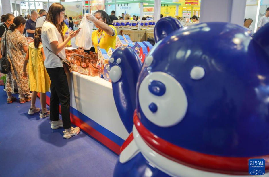 第15回中國?東北アジア博覧會(huì)の海外及び香港?澳門（マカオ）?臺(tái)灣地區(qū)特産品館で、ロシアの特産品を選ぶ來場者（8月27日撮影?許暢）。