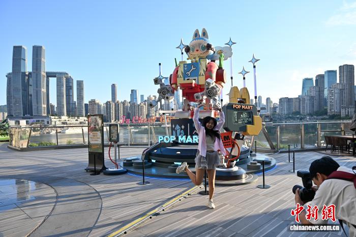 重慶の長嘉匯購入公園（ショッピングパーク）で、巨大なLABUBUと一緒に記念寫真を撮影する観光客（8月28日撮影?何蓬磊）。