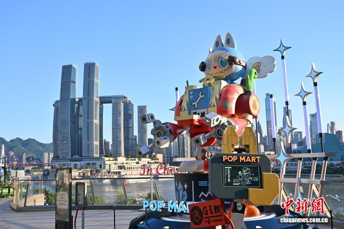 巨大なLABUBUが重慶市に登場