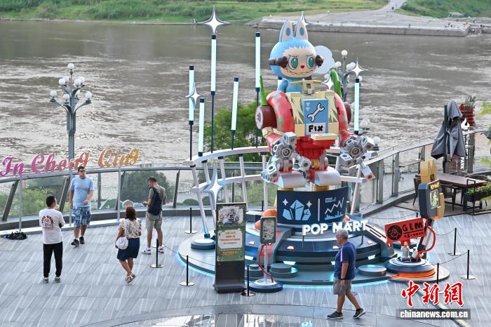 巨大なLABUBUが重慶市に登場