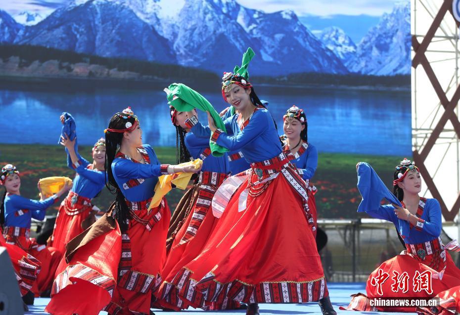 開會(huì)式でダンスを披露するパフォーマーたち（撮影?張忠蘋）。