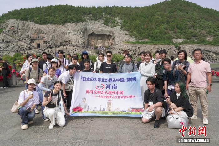 竜門石窟の前で記念寫真を撮影する「日本の大學生が中國を見る」訪中団に參加した日本の大學生（撮影?王士豪）。