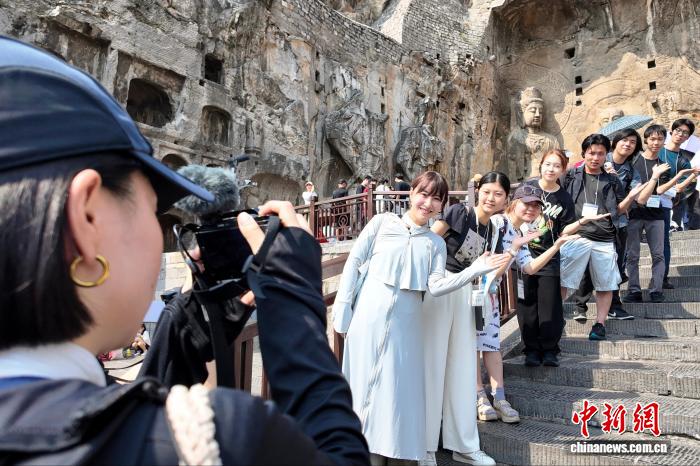 日本の大學生が竜門石窟を訪問　河南省洛陽
