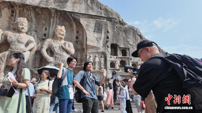 日本の大學生が竜門石窟を訪問　河南省洛陽