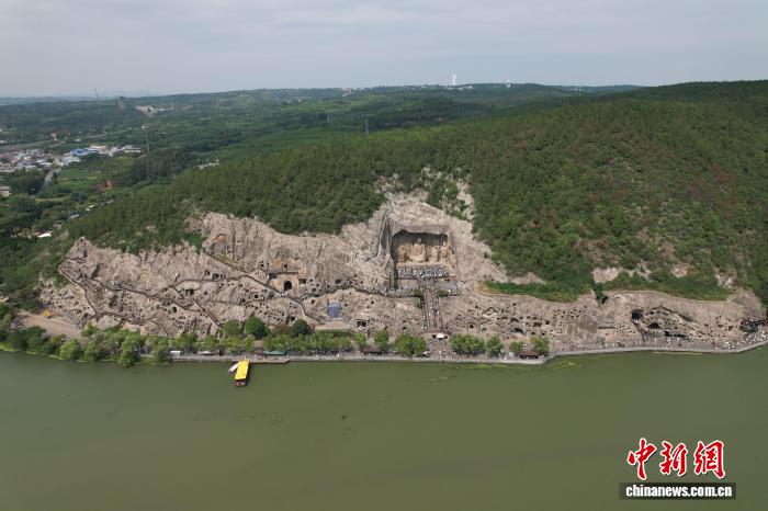 日本の大學(xué)生が竜門石窟を訪問　河南省洛陽