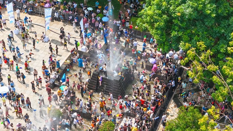 「水掛け祭り」の様子（撮影?牛良玉）。