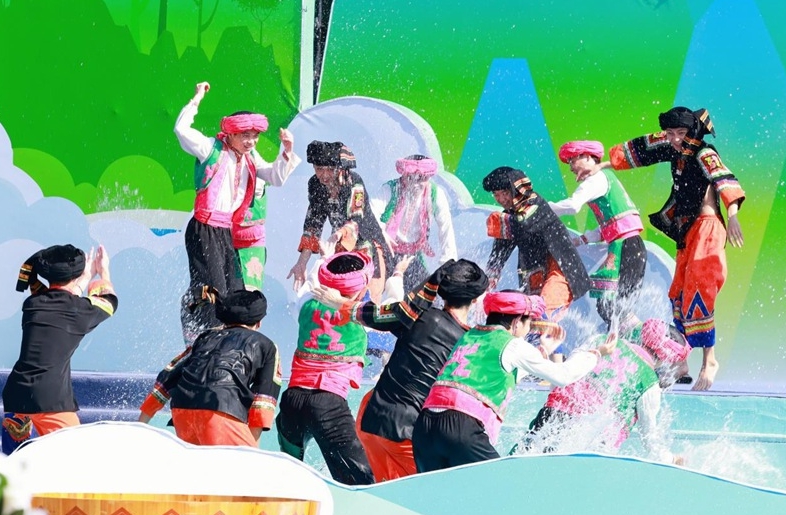 「水掛け祭り」の様子（撮影?牛良玉）。