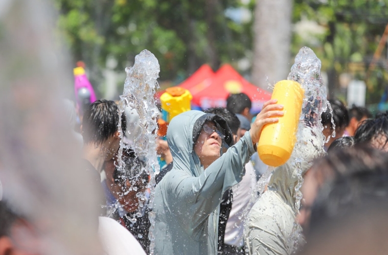 「水掛け祭り」の様子（撮影?牛良玉）。