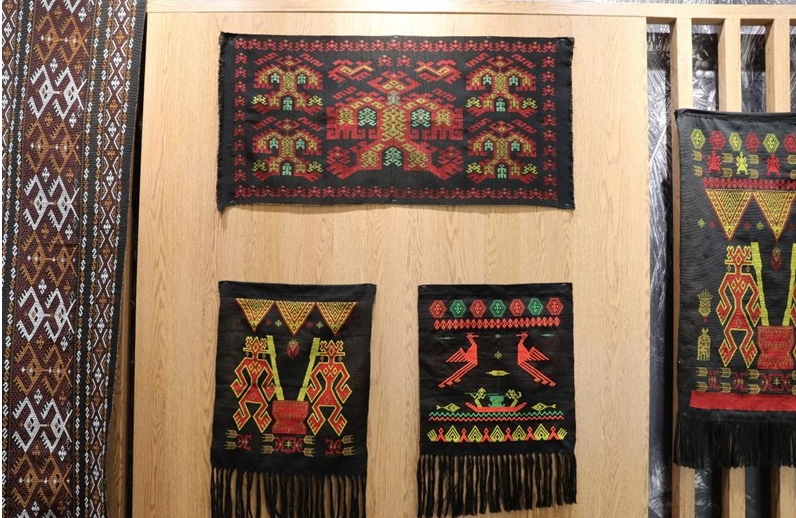 黎族伝統(tǒng)の織物や刺繍（撮影?符武平）。