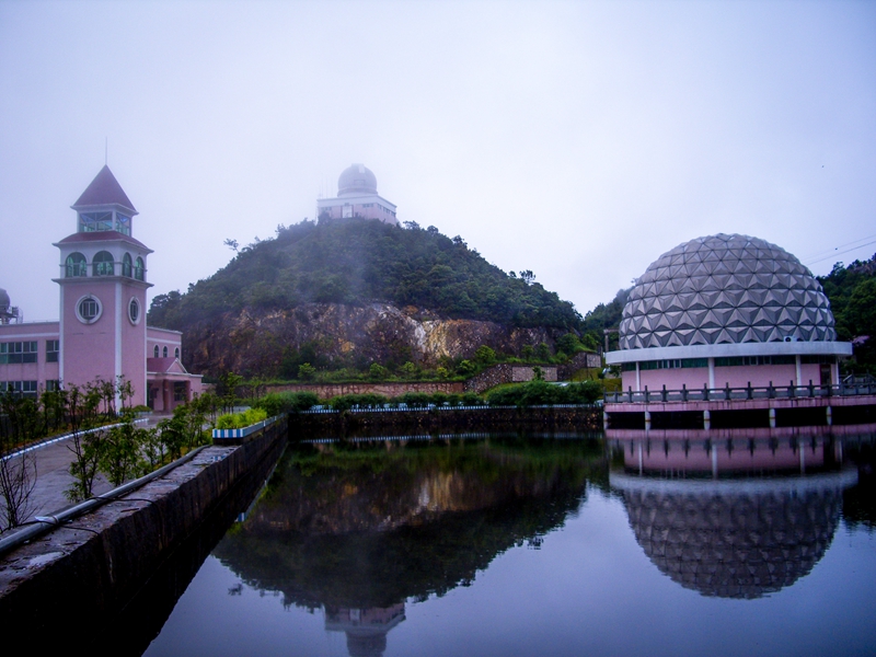 霧の中に佇む山上の天文臺(tái)