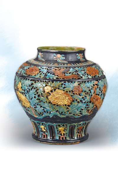 明琺華貼金鏤空孔雀牡丹紋大罐（寫真提供?中國(guó)國(guó)家文化財(cái)局）。
