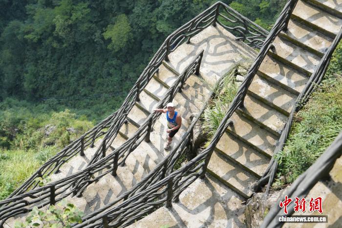 斷崖絶壁のコースに挑む選手（撮影?楊華峰）。