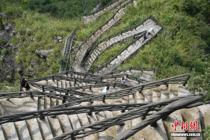 「登山王」目指し、3.6キロの険しい登山道に挑むランナーたち　湖南省張家界