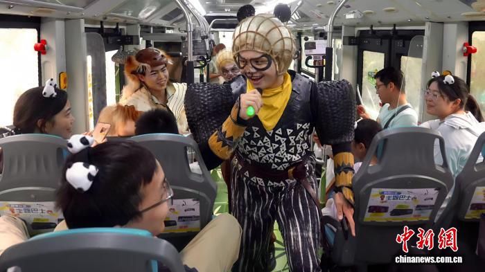 走行中の沒入型ミュージカルバスで乗客と交流するパフォーマー（寫真提供?成都公交）。