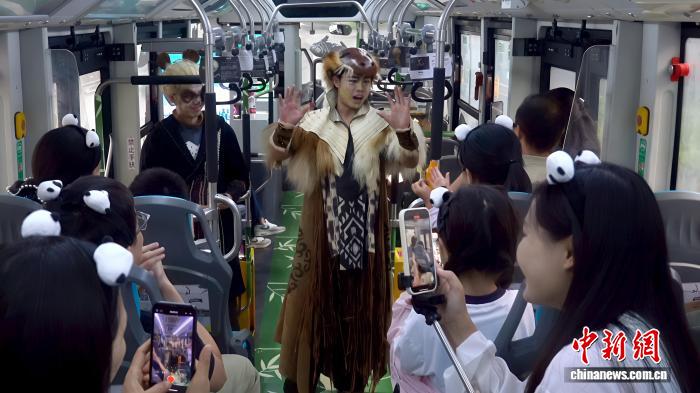 成都に沒(méi)入型ミュージカルバスが登場(chǎng)　四川省