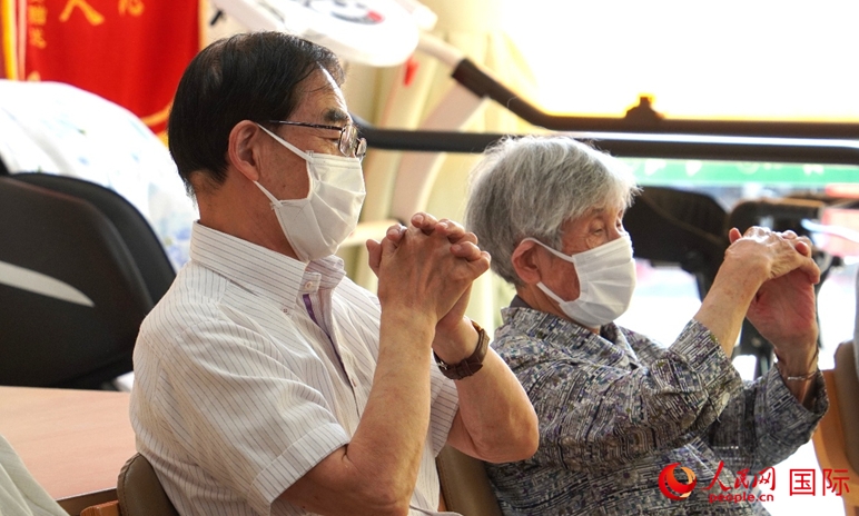 日本にある介護施設で手の運動をする清野明さん（寫真左）と若生豊美さん（寫真右、撮影?許可）。