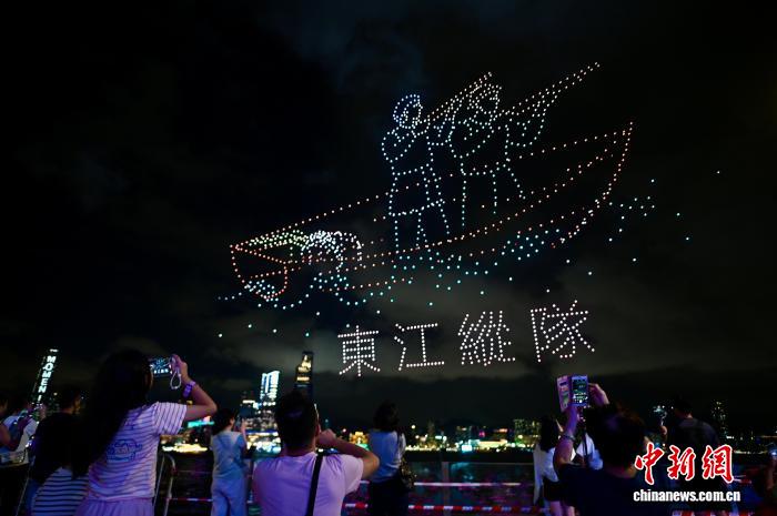 ドローンが描いた東江縦隊(duì)（撮影?李志華）。