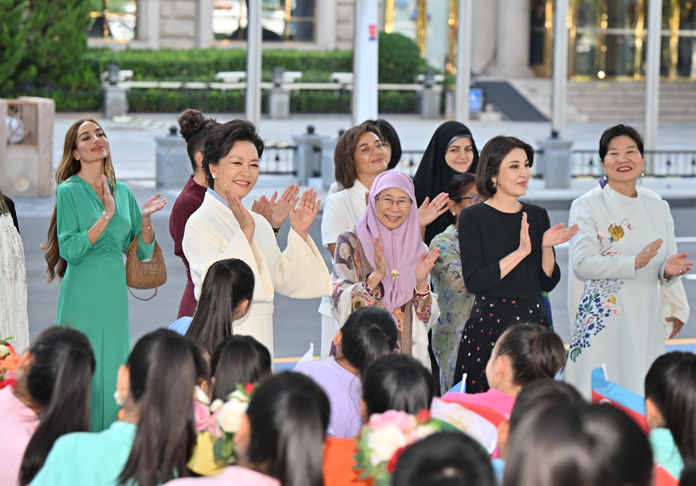 彭麗媛夫人がSCOサミット出席の各國首脳夫人と天津?海河を遊覧