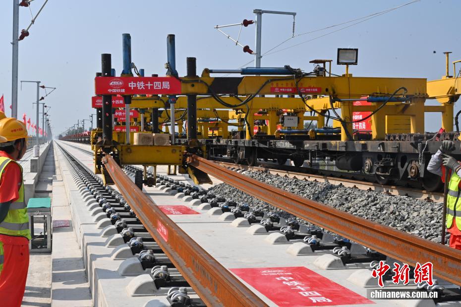 建設(shè)中の雄商高速鉄道の全線でレール敷設(shè)工事がスタート