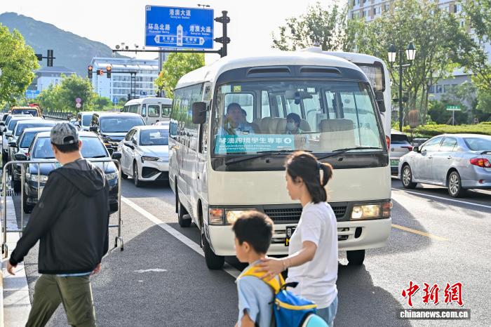広東省橫琴島と澳門特區(qū)を結(jié)ぶ越境スクールバスの運(yùn)行スタート