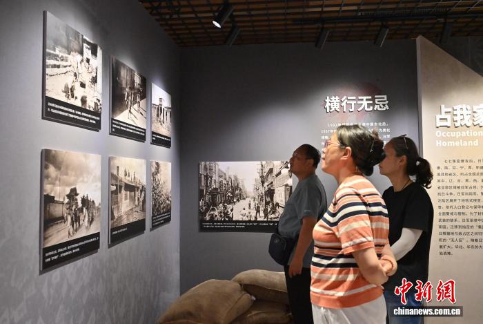 吉林省長春市の偽満皇宮博物院で寫真展を見學(xué)する來場者（9月2日撮影?張瑤）。