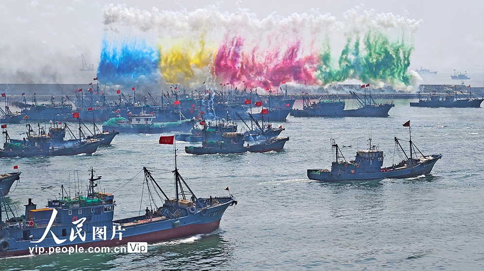 4ヶ月に及んだ黃海?渤海の休漁期間が終わり、遼寧省大連市から出航する多くの漁船（9月1日撮影?劉徳斌/寫真著作権は人民図片が所有のため転載禁止）。