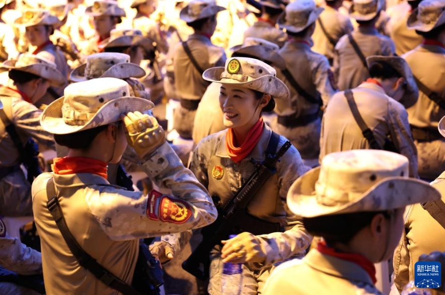 記念大會開始前に身だしなみを確認し合う受閲部隊の隊員。