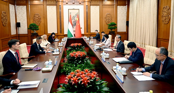 中國(guó)とハンガリーの外相が會(huì)談