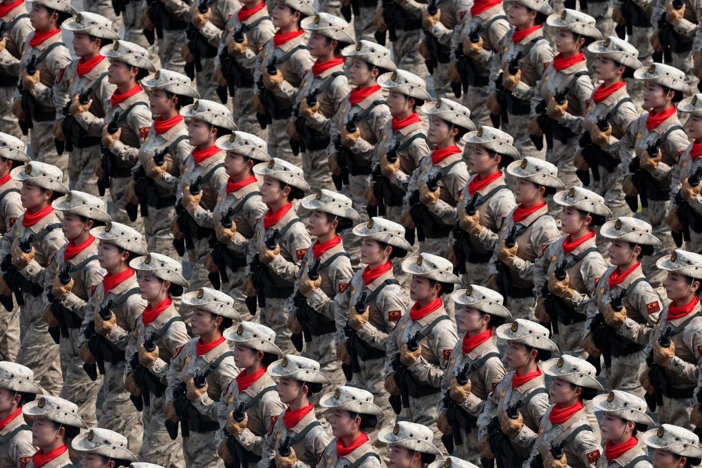 観閲を受ける民兵隊(duì)列