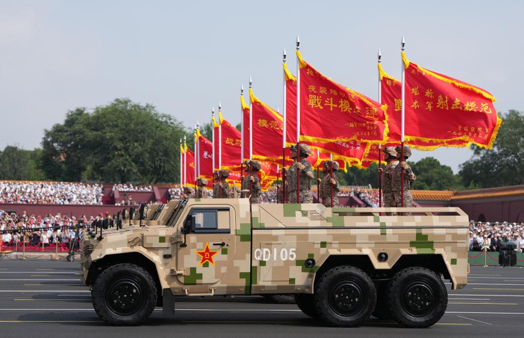 天安門(mén)広場(chǎng)を通過(guò)する戦旗隊(duì)列