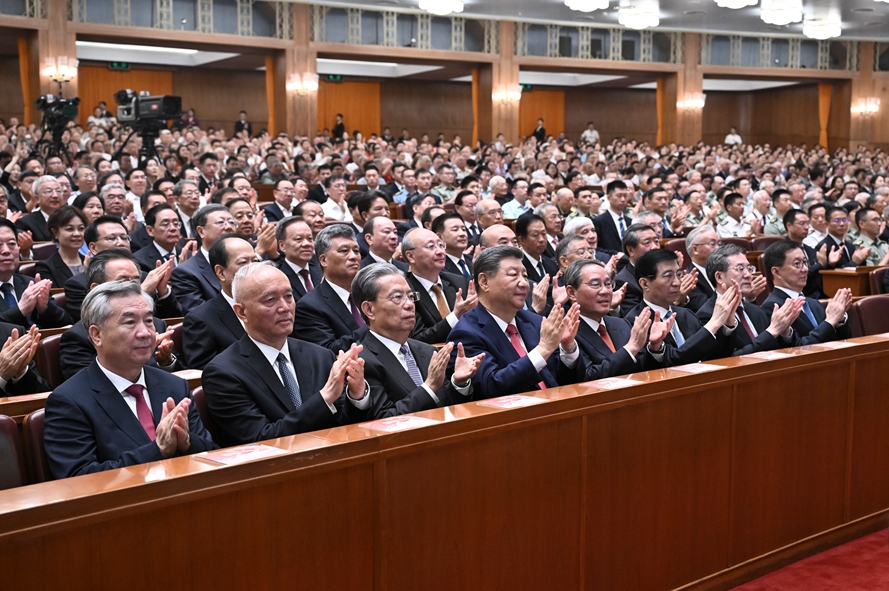 蕓術(shù)公演を鑑賞する習(xí)近平、李強(qiáng)、趙楽際、王滬寧、蔡奇、丁薛祥、李希、韓正の各氏ら黨と國(guó)家の指導(dǎo)者（撮影?李響）。