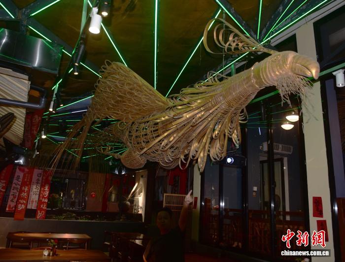 武夷竹細(xì)工の匠の技で空母「福建」をモデルにした作品を制作　福建省