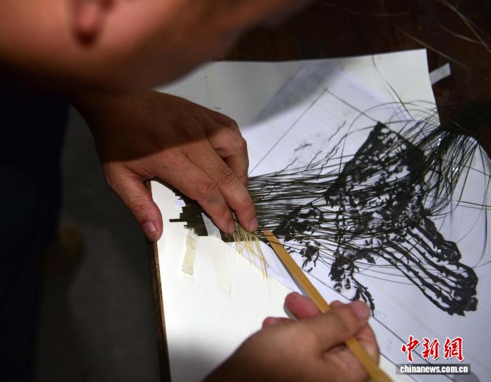 武夷竹細(xì)工の匠の技で空母「福建」をモデルにした作品を制作　福建省