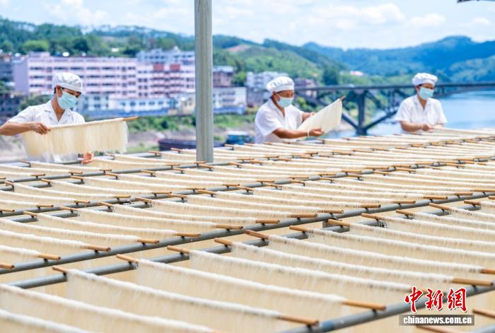 注文対応に追われる特産のライスヌードル工場　広西?蒼梧