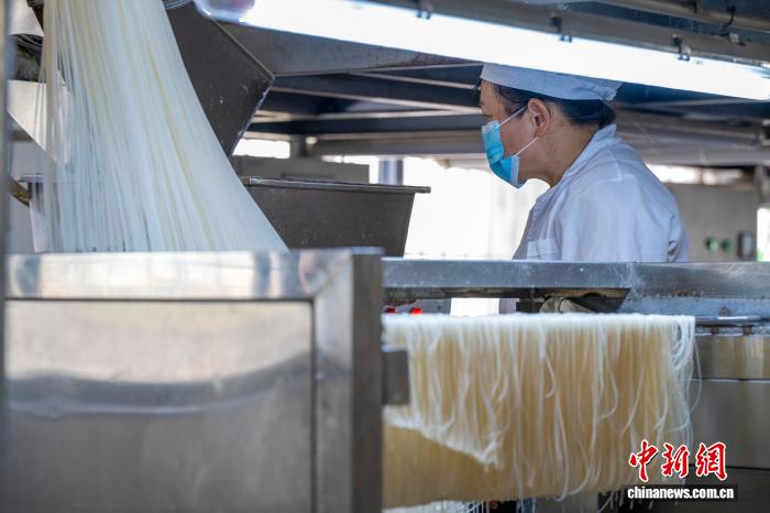 注文対応に追われる特産のライスヌードル工場　広西?蒼梧