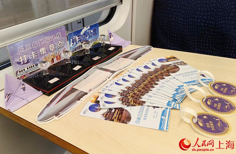 車內(nèi)で提供している旅行サービスガイドの小冊子（撮影?唐小麗）。