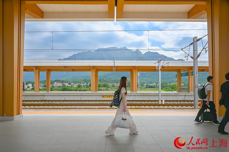 美しい自然が広がる九華山駅の周囲（撮影?顧海民）。