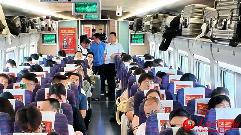 列車の連結部に立つ座席のチケットを買えなかった乗客たち（撮影?顧海民）。