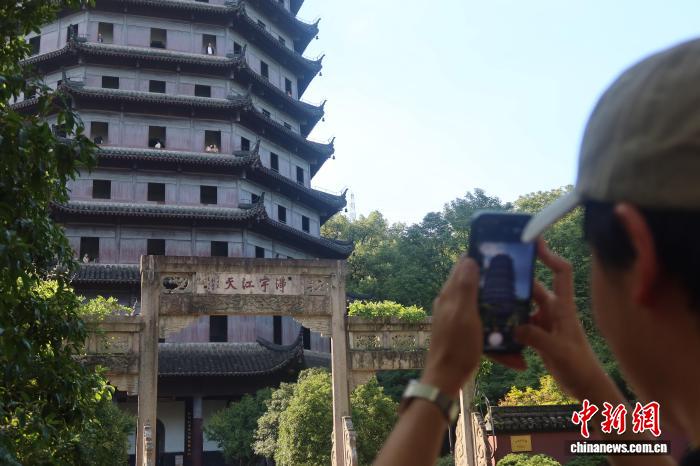 六和塔を撮影する観光客（8月30日撮影?孫琳茹）。