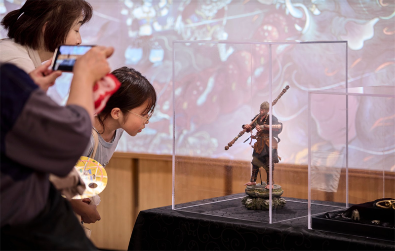 「黒神話：悟空」のフィギュアは多くの來場者を惹きつけ、寫真を撮る來場者が數(shù)多く見られた。（中國國際貿(mào)易促進(jìn)會提供）