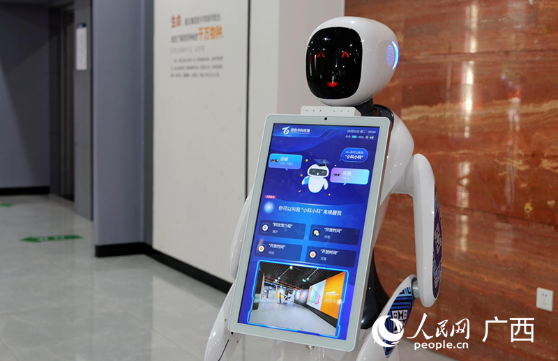 スマート接客ロボット。撮影?梁章暉