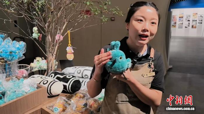 最近、人気となっているグッズを紹介する三星堆博物館?文化クリエイティブグッズショップの責(zé)任者?宋克花さん（9月3日撮影?安英昭）。