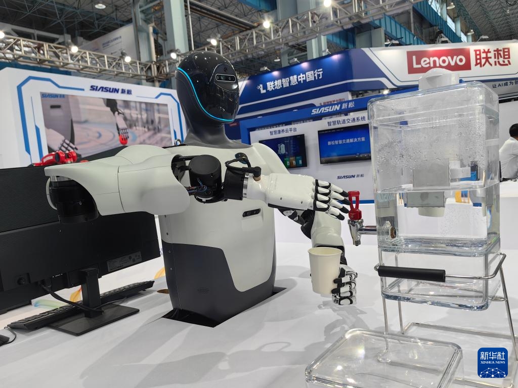 9月7日に撮影された、マルチモーダル対話能力を備えた人型ロボット。撮影?白涌泉