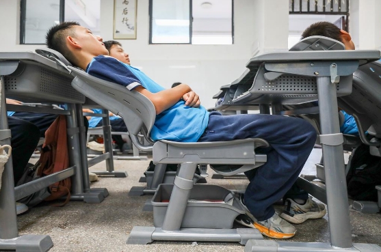 小中高生の晝寢用リクライニング機(jī)能付き學(xué)習(xí)機(jī)と椅子の國(guó)家標(biāo)準(zhǔn)が発表