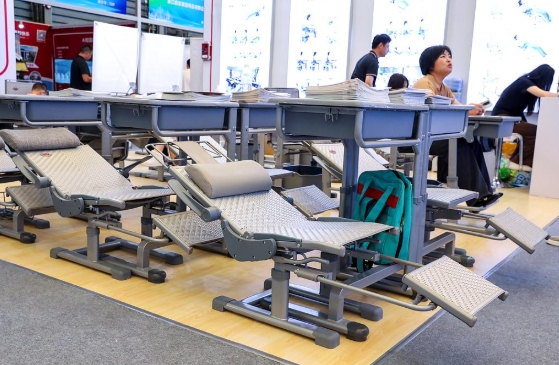 小中高生の晝寢用リクライニング機(jī)能付き學(xué)習(xí)機(jī)と椅子の國家標(biāo)準(zhǔn)が発表