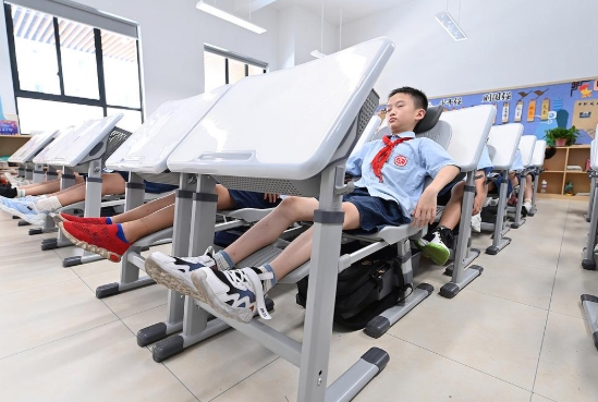 小中高生の晝寢用リクライニング機能付き學習機と椅子の國家標準が発表