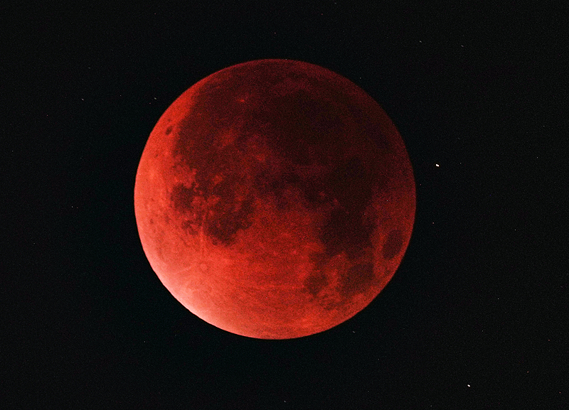 夜空に「赤い月」現(xiàn)る！　中國全土で観測された皆既月食