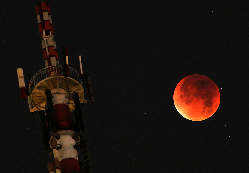 夜空に「赤い月」現(xiàn)る！　中國全土で観測された皆既月食