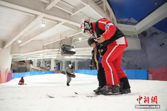 世界最大の屋內(nèi)スキー場が開業(yè)1周年、累計(jì)來場者數(shù)は100萬人超に　上海市