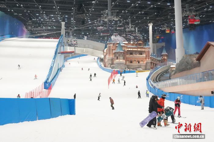 世界最大の屋內(nèi)スキー場が開業(yè)1周年、累計(jì)來場者數(shù)は100萬人超に　上海市